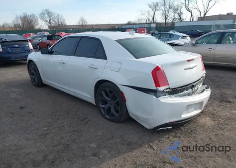 2022 Chrysler 300 Touring z USA, uszkodzony, nr VIN 2C3CCAAG6NH198791